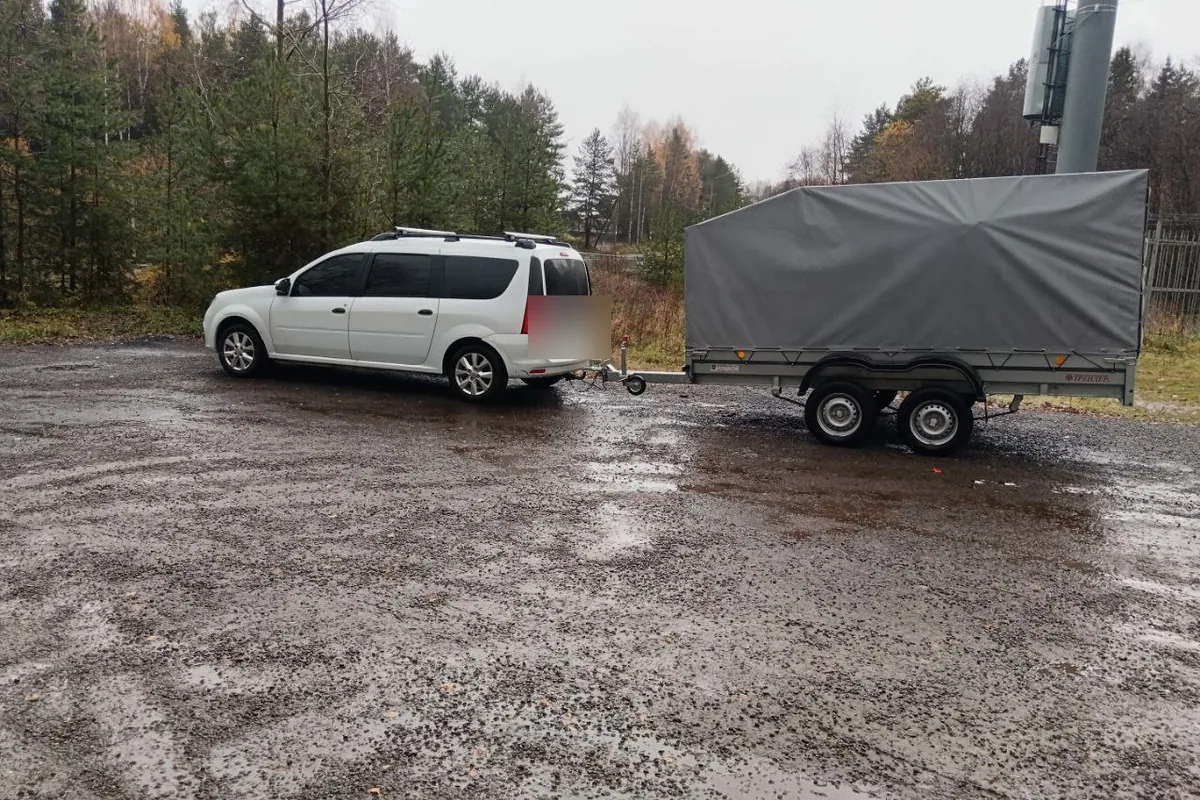 Lada Largus с двухосным прицепом под тентом