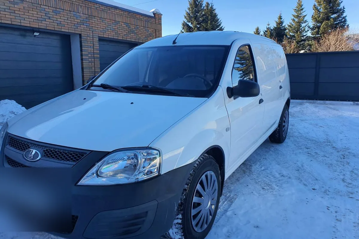 Белый фургон Lada Largus с глухими боковинами