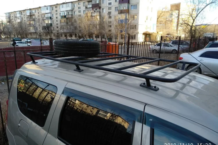 Экспедиционная корзина с запаской на крыше Lada Largus