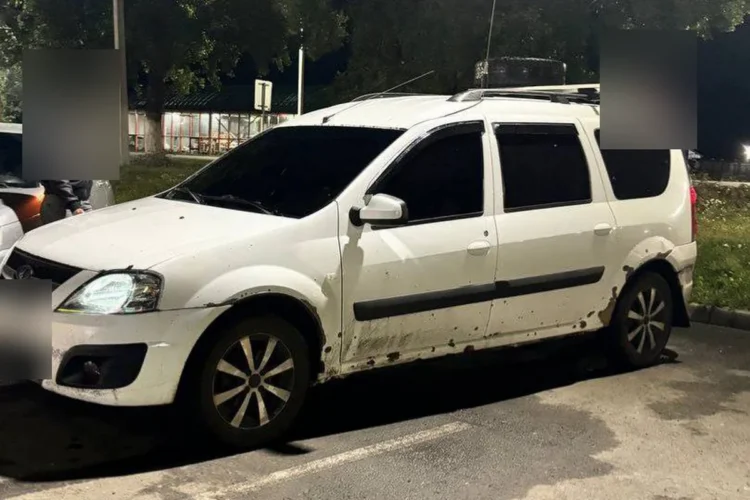 Lada Largus с запасным колесом на крепеже к рейлингам