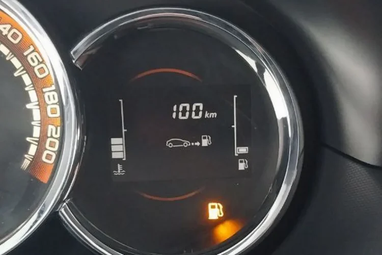 Остаток хода 100 км на приборке Lada Largus