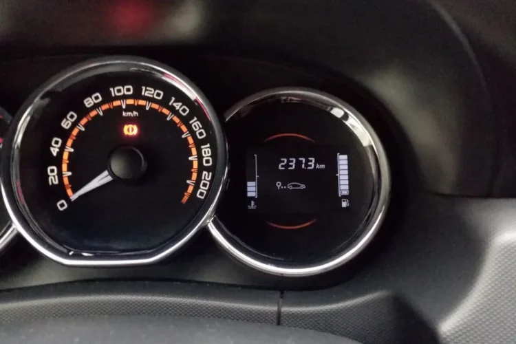 Приборка Lada Largus FL с запасом хода после заправки