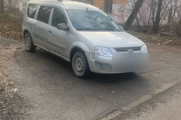Lada Largus на 16-дюймовых колёсах во дворе