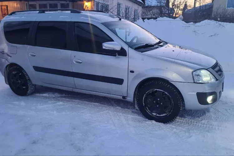 Серебристый Lada Largus на 16-дюймовых колёсах зимой