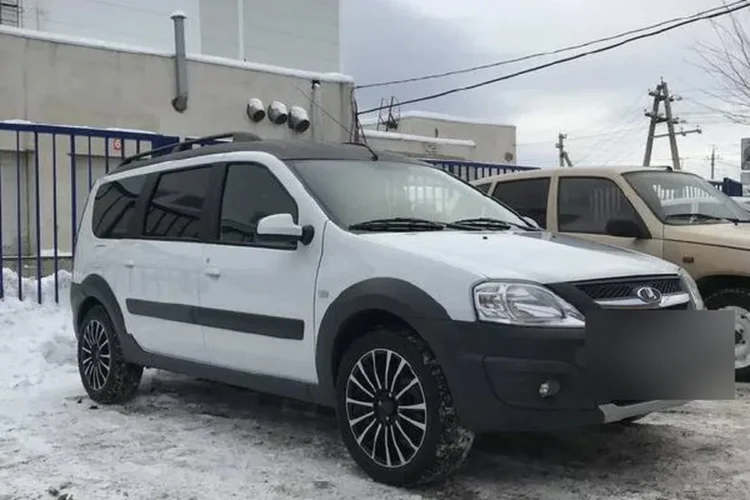 Белый Lada Largus Cross на 17-дюймовых дисках