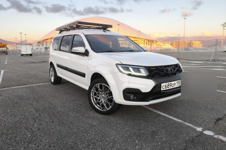 Белый Lada Largus FL на 17-дюймовых литых дисках