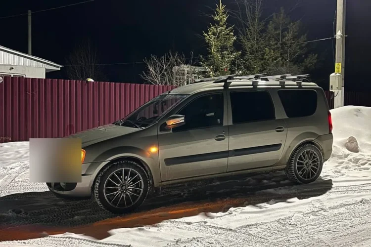 Lada Largus на 17-дюймовых дисках ночью зимой