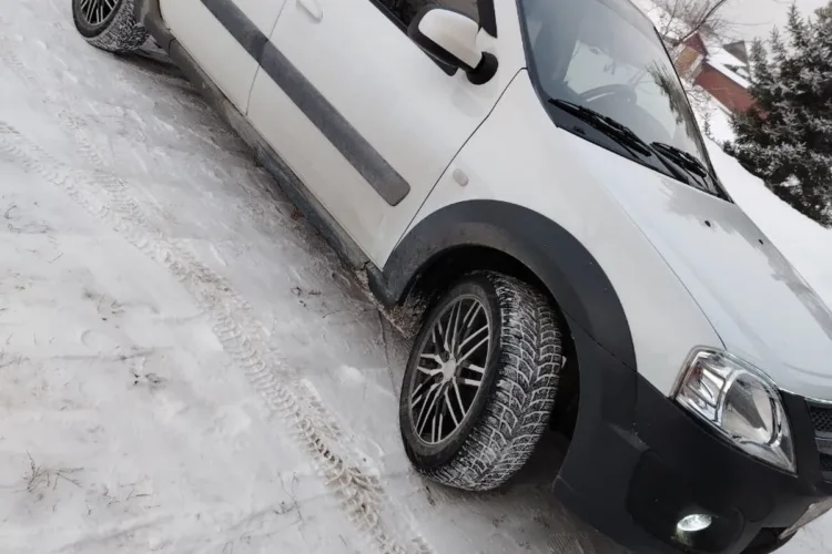 Белый Lada Largus Cross на литых дисках зимой