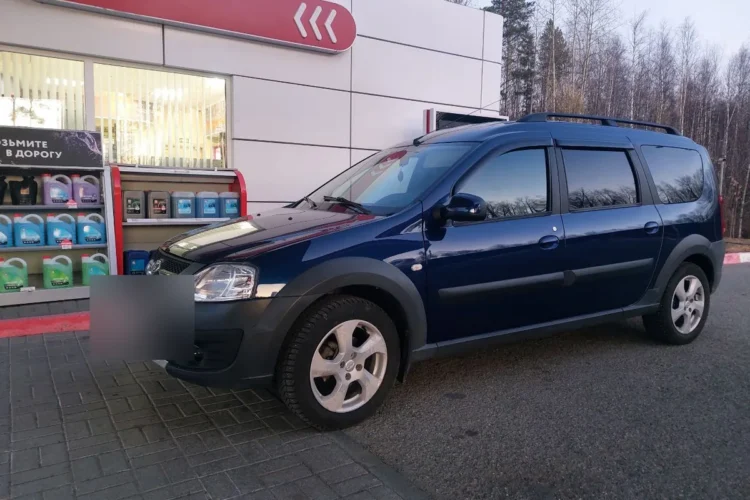 Синий Lada Largus на литых дисках у заправки