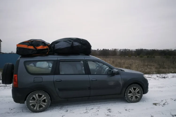 Lada Largus 2025 года на литых дисках с багажом на крыше