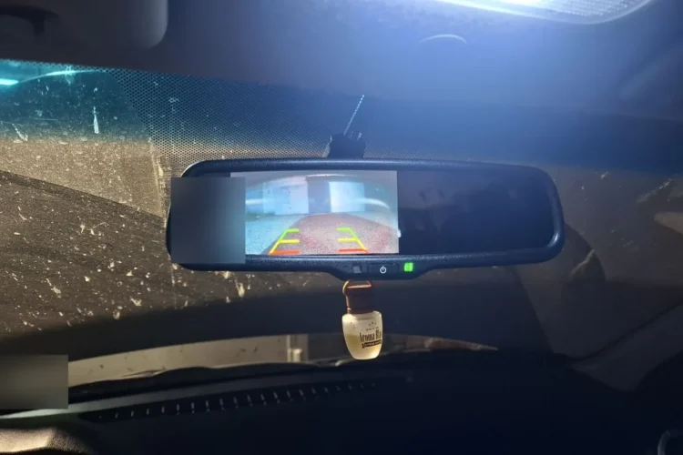 Зеркало заднего вида с экраном камеры в Lada Largus