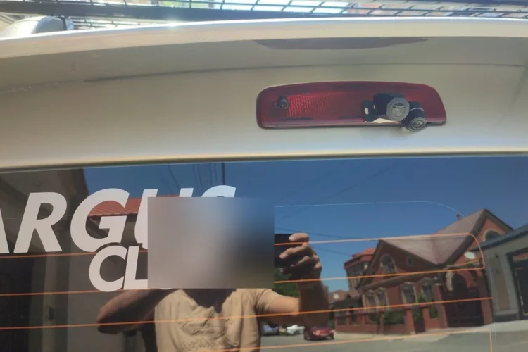 Камера заднего хода у дополнительного стоп-сигнала Lada Largus