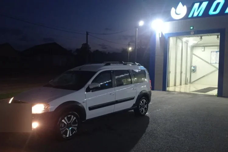 Белый Lada Largus Cross до рестайлинга у мойки