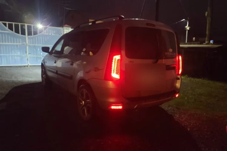 Lada Largus Cross со светодиодными задними фонарями ночью