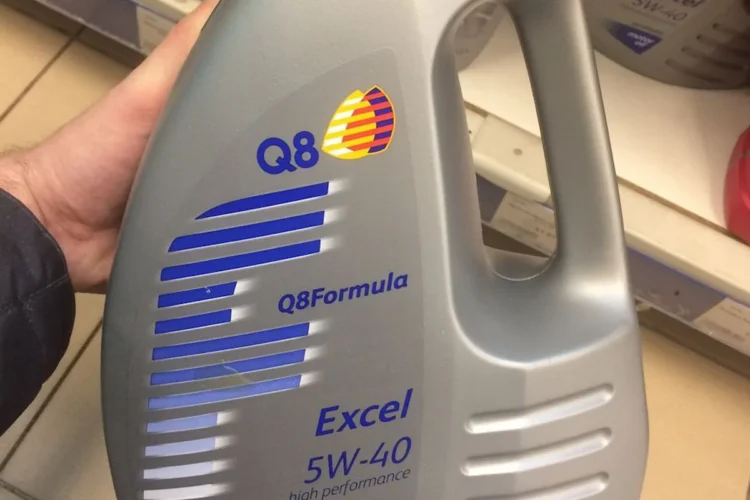 Канистра Q8 Formula Excel 5W-40 в руке владельца Lada Largus