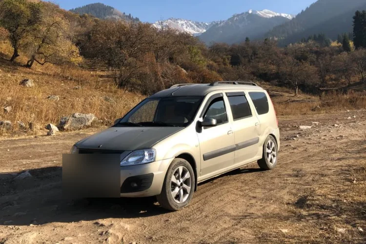 Lada Largus на грунтовой дороге в горах