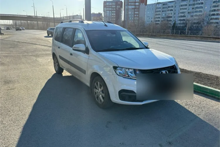 Lada Largus после рестайлинга на обочине