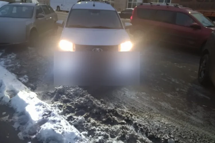 Lada Largus FL с включёнными диодными противотуманками