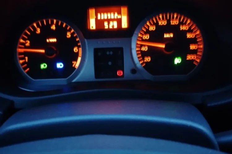 Приборная панель Lada Largus с тускло горящей лампой ручника