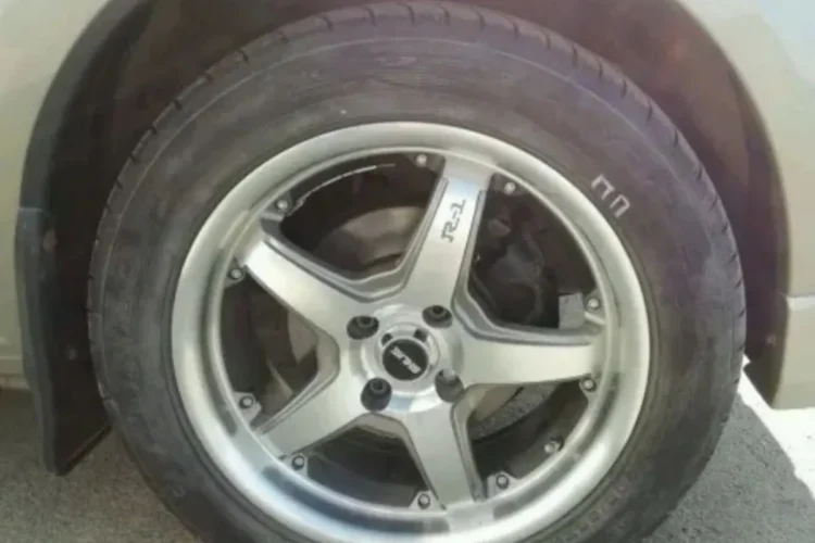 Литой диск с шиной 205/55 R16 на Lada Largus