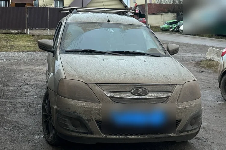 Lada Largus с заглушками на решётке радиатора