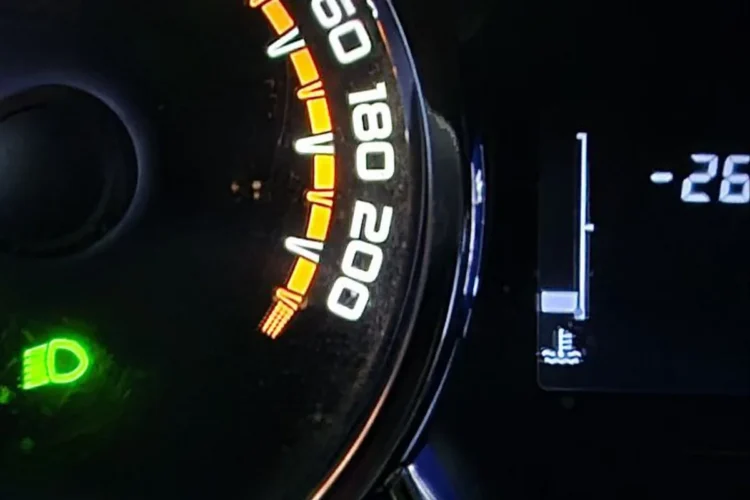 Температура мотора на приборке Lada Largus 2024 года в мороз
