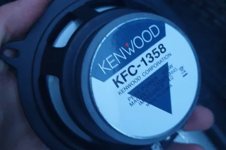 Динамик Kenwood KFC-1358 на замену штатному в Lada Largus