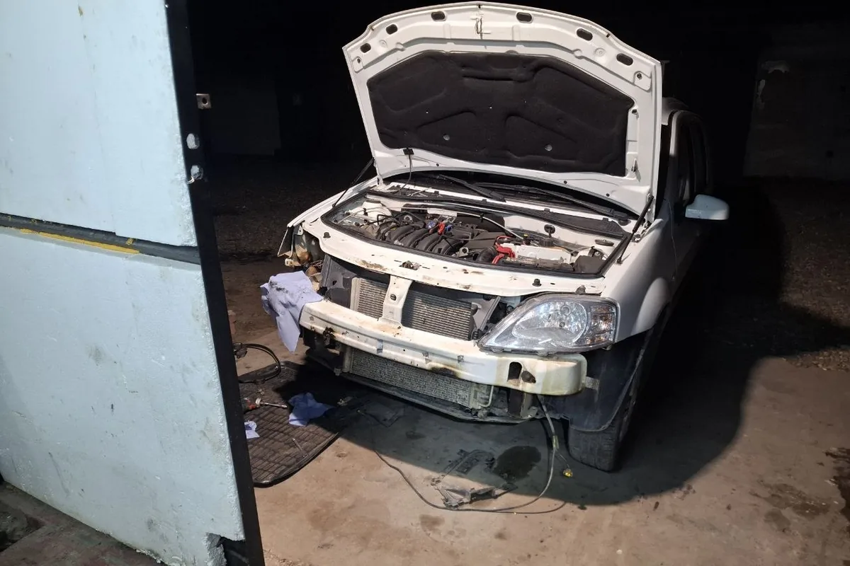 Lada Largus со снятым бампером для замены генератора