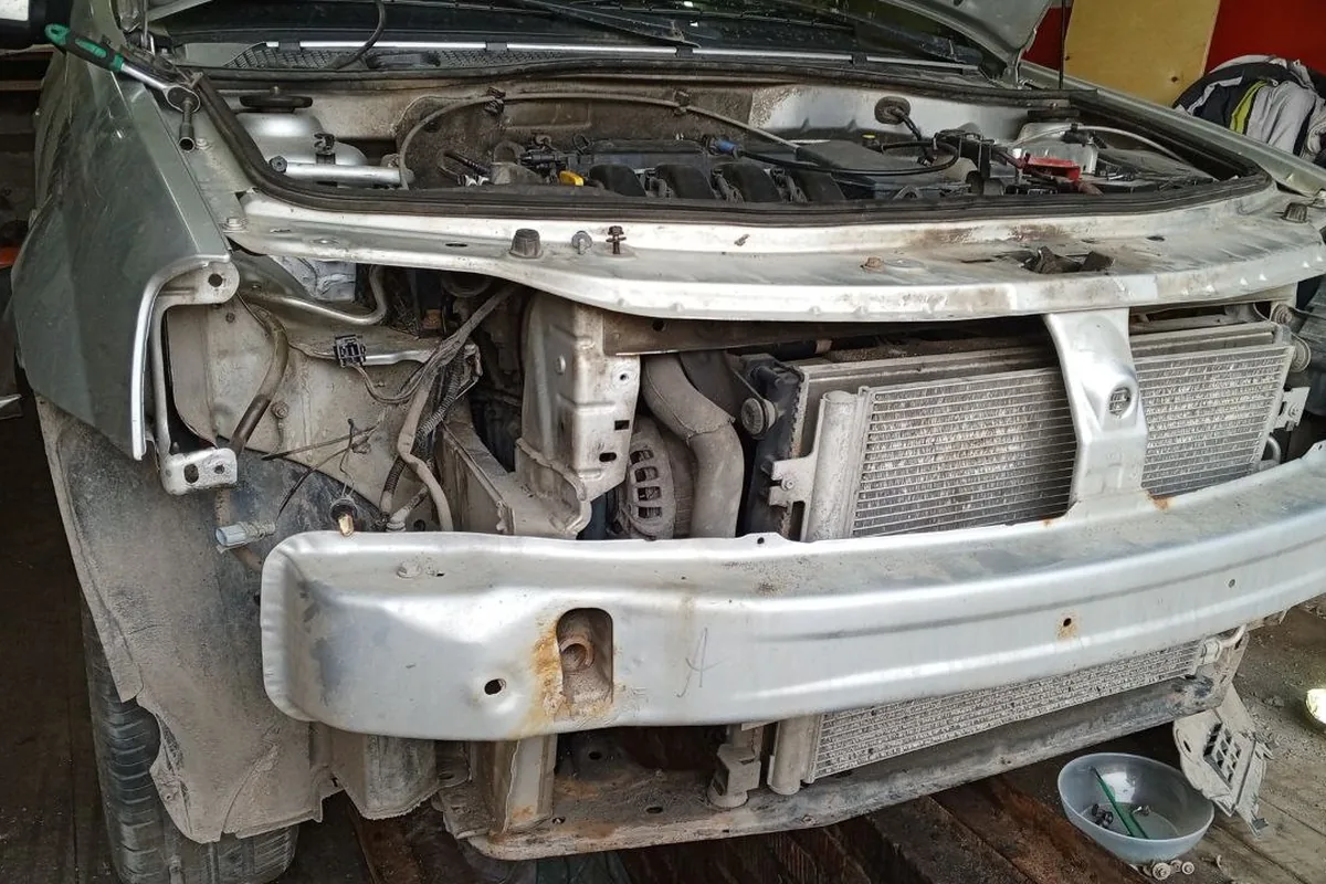 Генератор Lada Largus за снятым бампером
