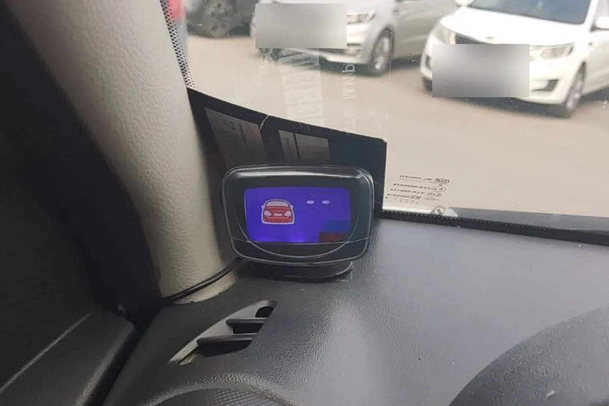 Табло парктроника на передней панели Lada Largus у стойки