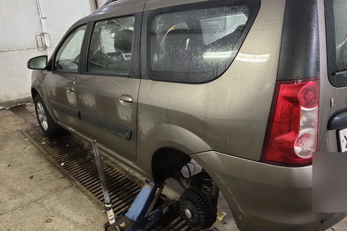 Lada Largus на домкрате с новыми колёсами 195/65 R15
