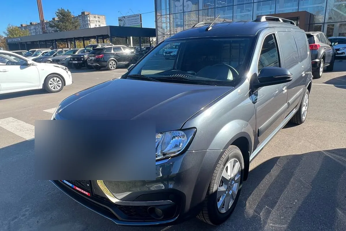 Новый фургон Lada Largus FL у дилера