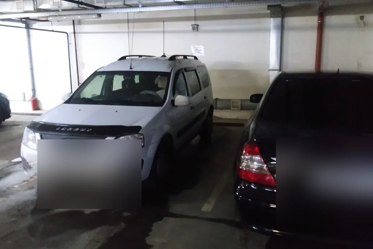 Lada Largus дорестайлинг на подземной парковке