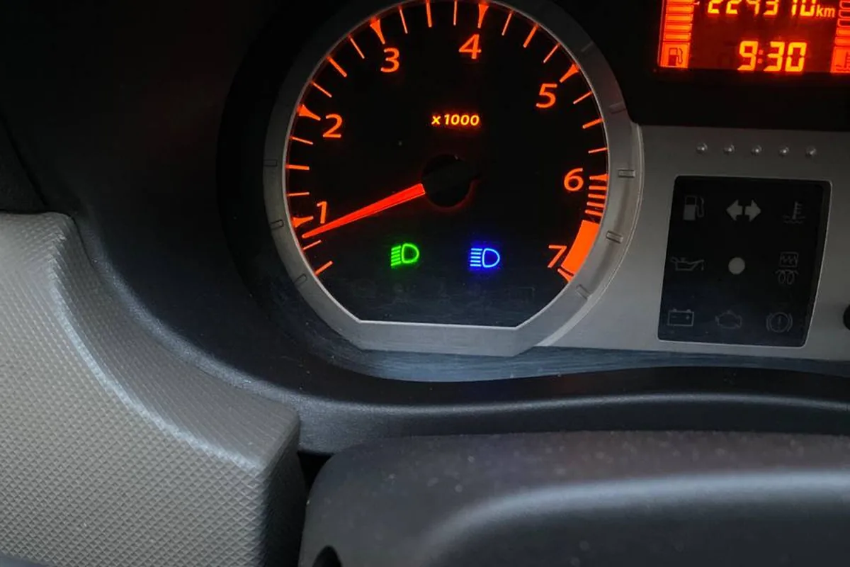 Значок дальнего света на приборке Lada Largus с LED-лампами
