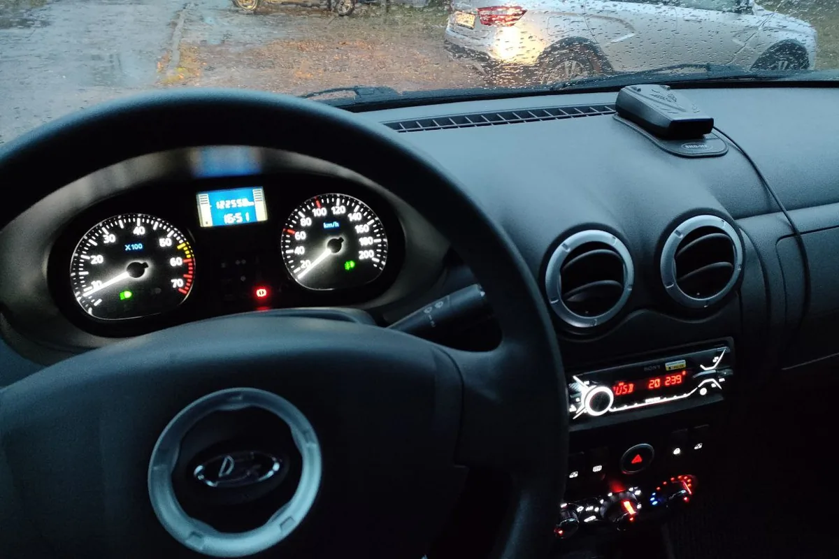 Новая магнитола в панели Lada Largus
