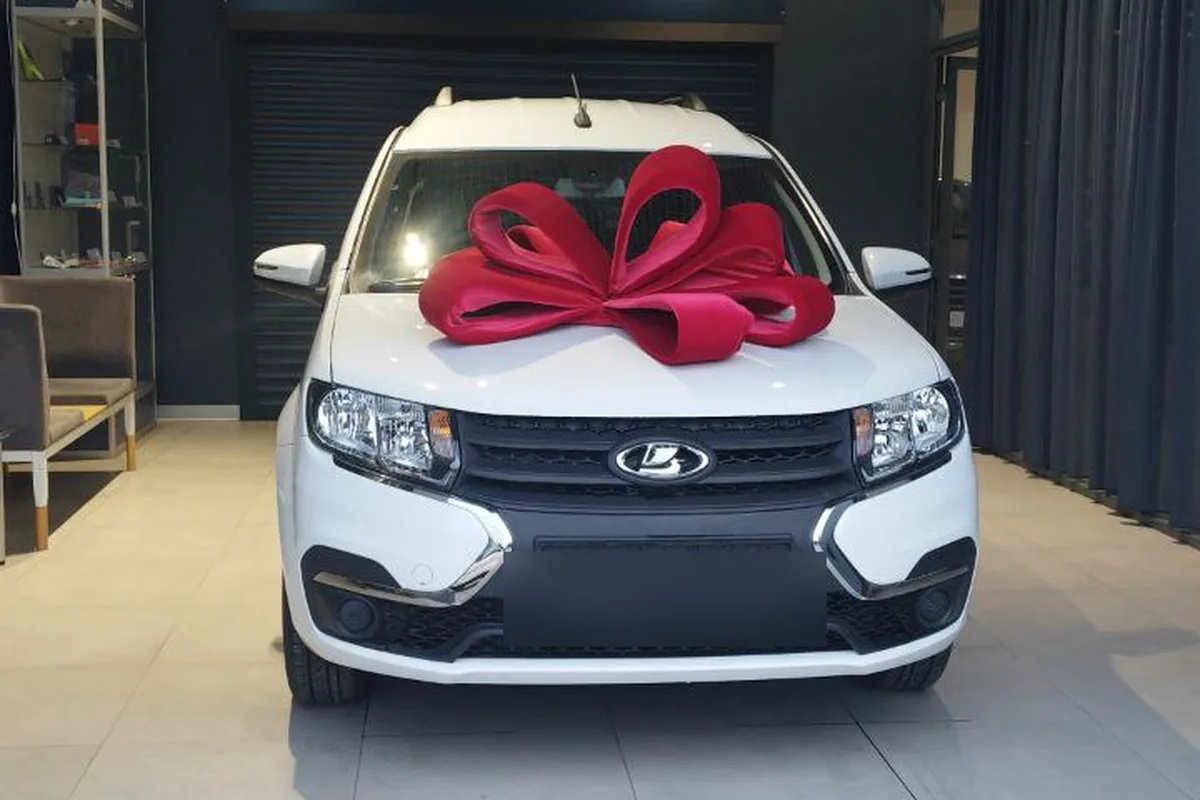 Новый Lada Largus CNG с бантом в салоне дилера