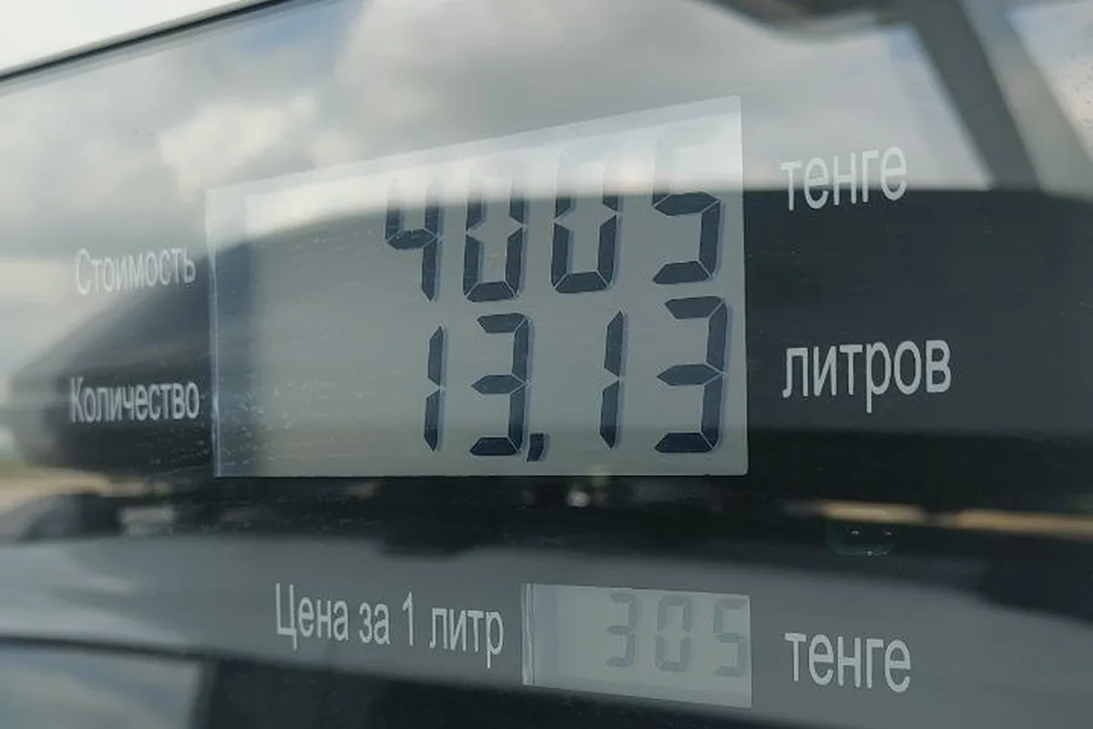 Колонка АЗС: 13,13 литра бензина по 305 тенге