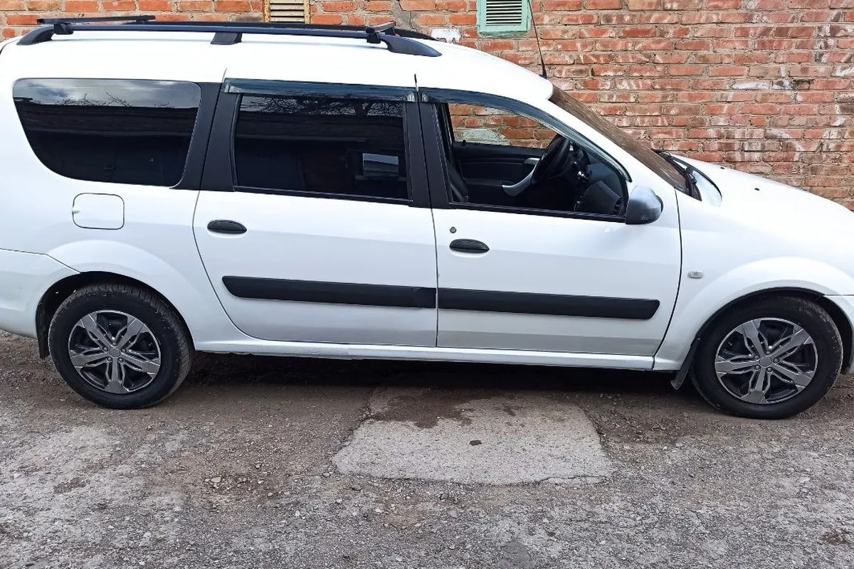 Lada Largus 2012 года с K7M сбоку
