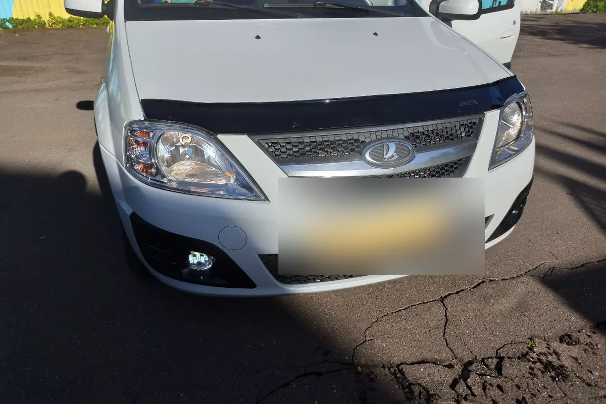 Lada Largus 2013 года с заменёнными стёклами фар