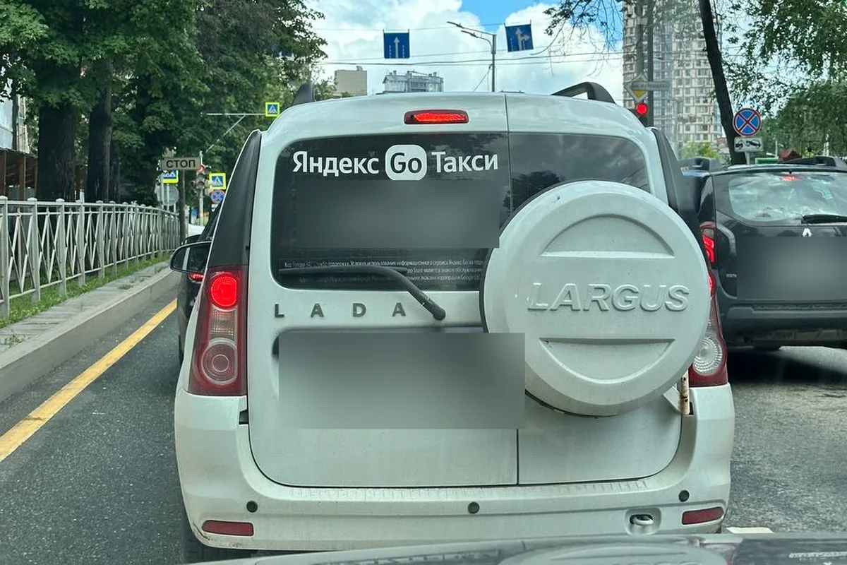Lada Largus в Яндекс Такси с запаской на задней двери