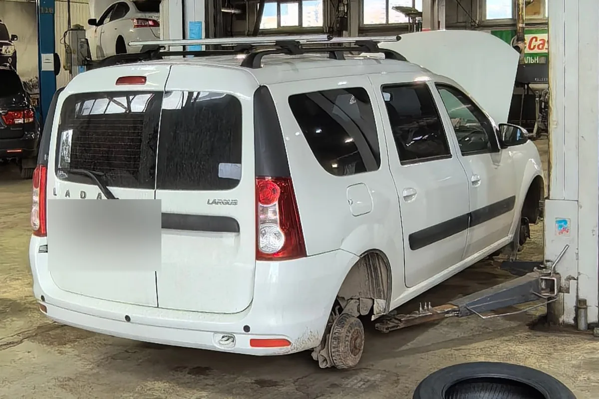 Lada Largus на подъёмнике на ТО-60