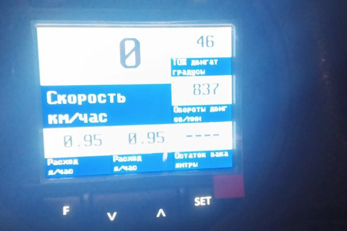 Бортовой компьютер в штатном месте приборной панели Lada Largus