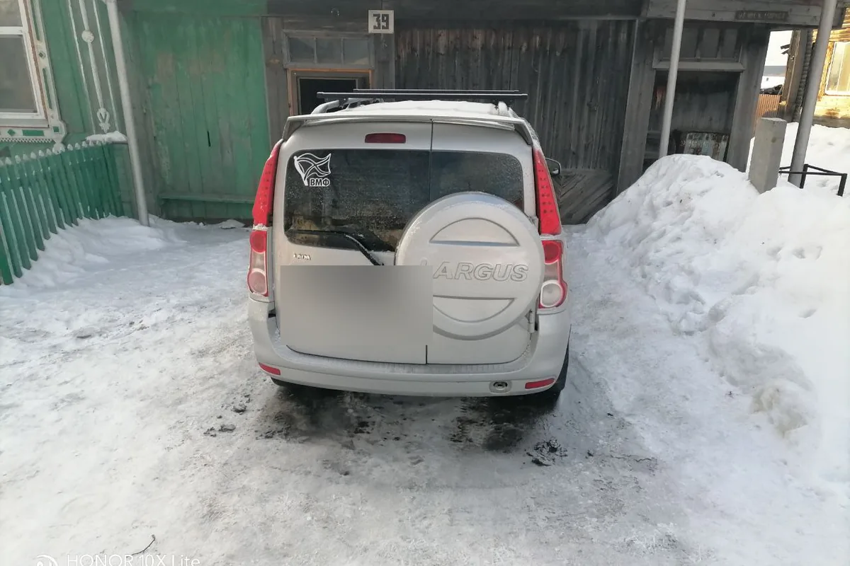 Чехол запасного колеса на задней двери Lada Largus