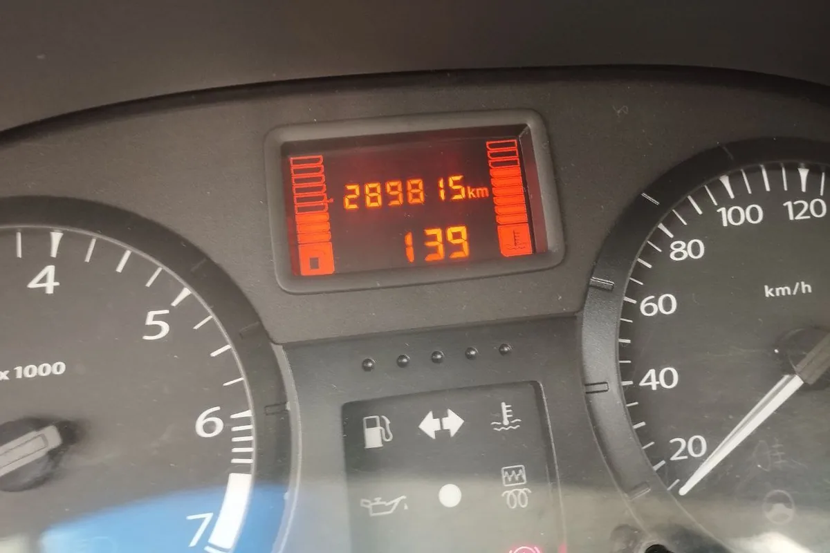 Шесть делений температуры на приборке Lada Largus при пробеге 289 тысяч