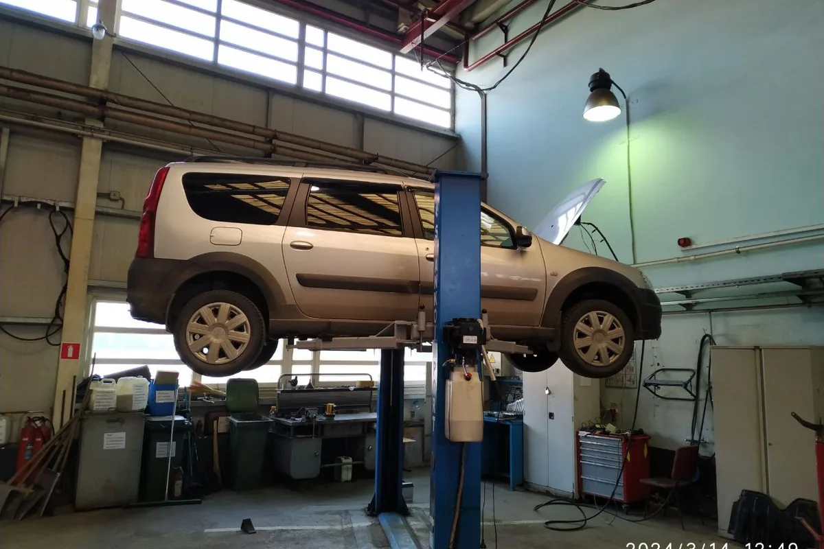Lada Largus Cross на подъёмнике при проверке выхлопа дымом