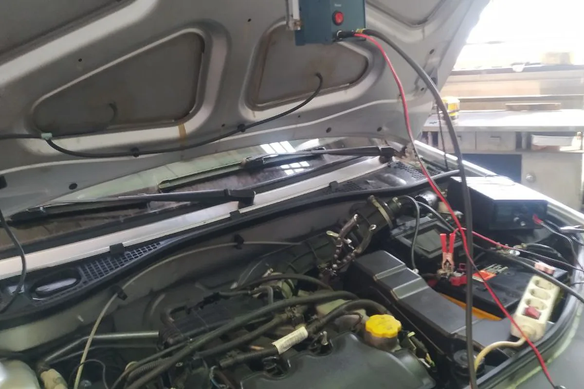 Дымогенератор под капотом Lada Largus при поиске утечек