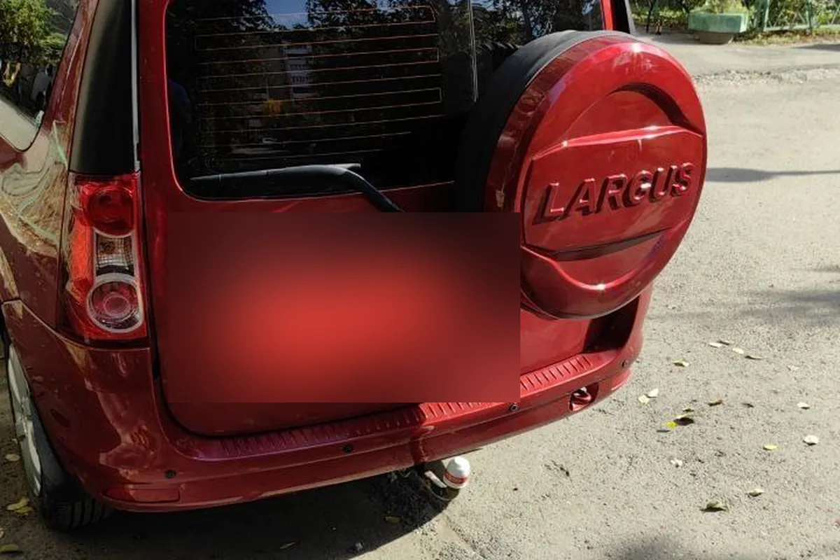 Запаска на задней двери Lada Largus в чехле