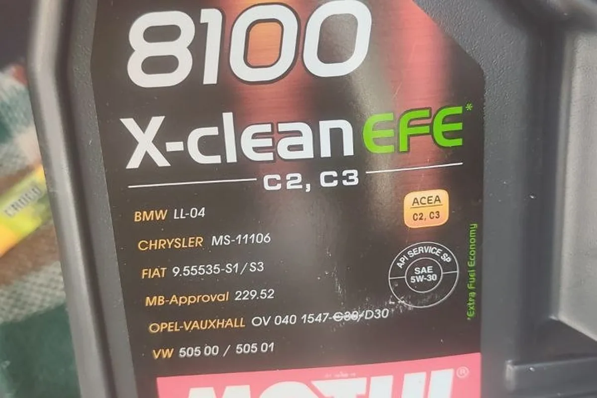 Пластиковая канистра моторного масла Motul 8100 X-clean EFE