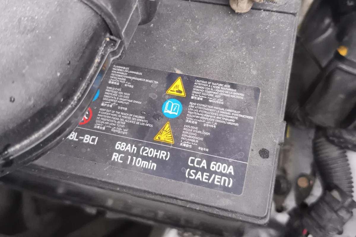 Аккумулятор под капотом Mitsubishi Outlander 3 2.4
