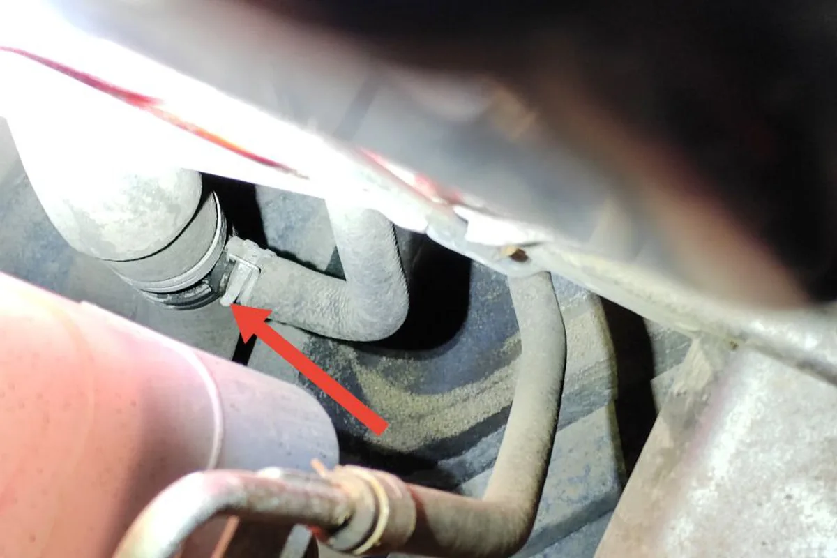 Патрубок с подтёком антифриза под капотом Аутлендер 3